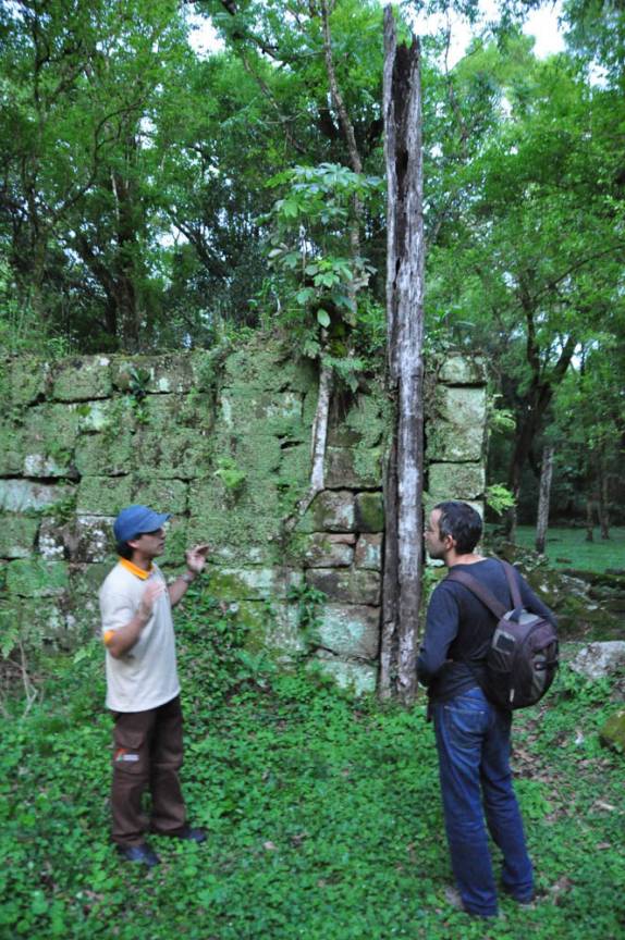 Nosso excelente guia nos explica sobre a Missão de Santa Ana, próximo à San Ignacio Mini, na Argentina. A coluna é de madeira e tem 300 anos de idade!